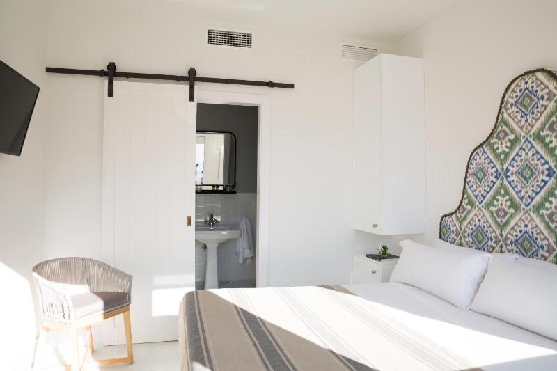 Economy Double Room image 3