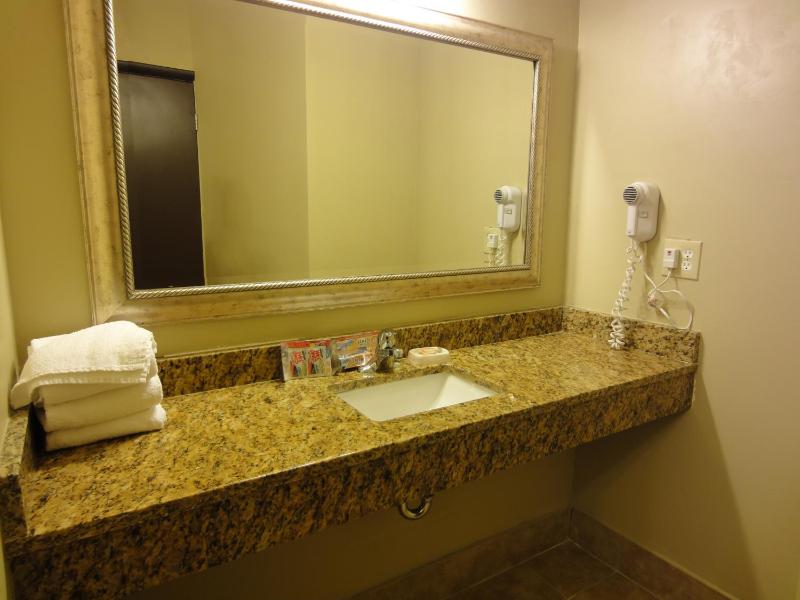 Junior Suite with Three Queen Beds - Non-Smoking image 3