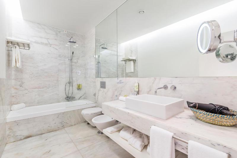 Deluxe Double Room image 3