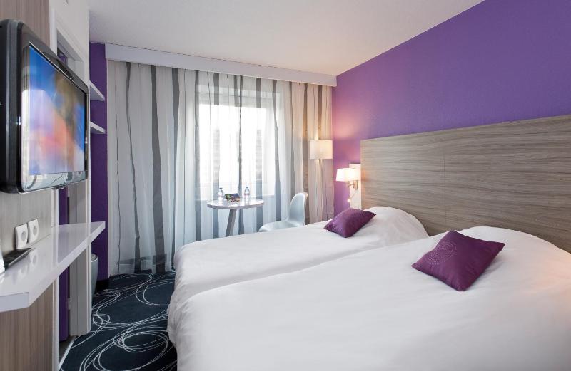 Standard Twin Room image 4