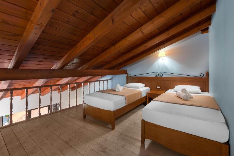 Quadruple Room - Split Level image 3