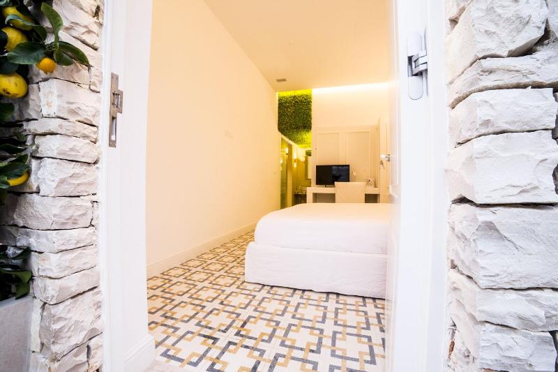 Double Room with Garden View image 2