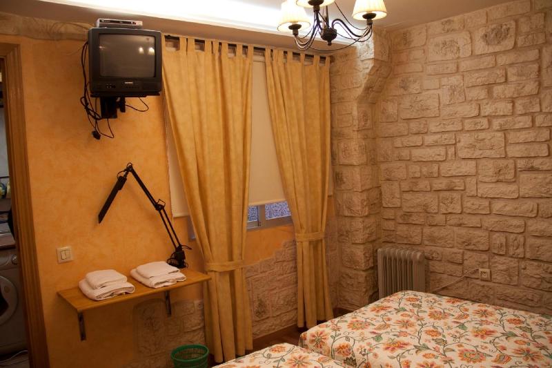 Twin Room with Shared Bathroom image 3