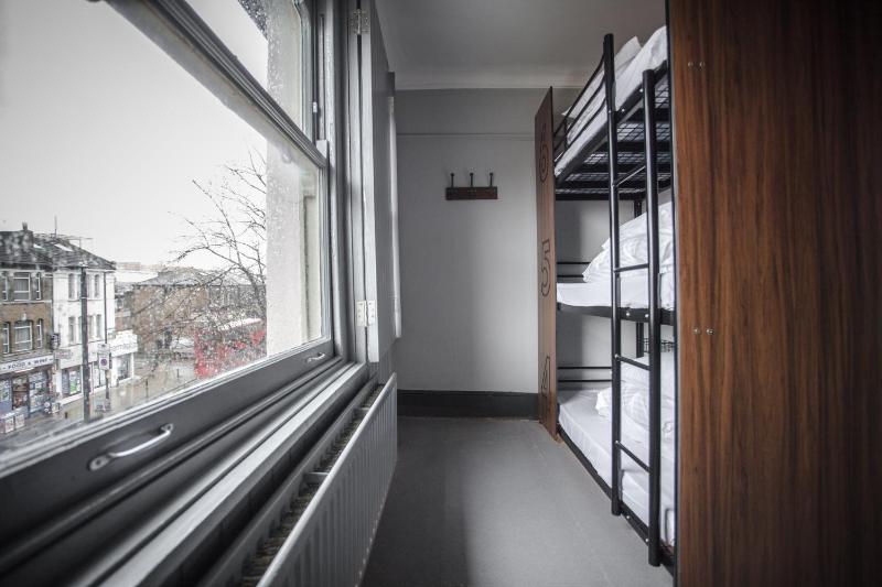 Triple Room with Shared Bathroom image 2
