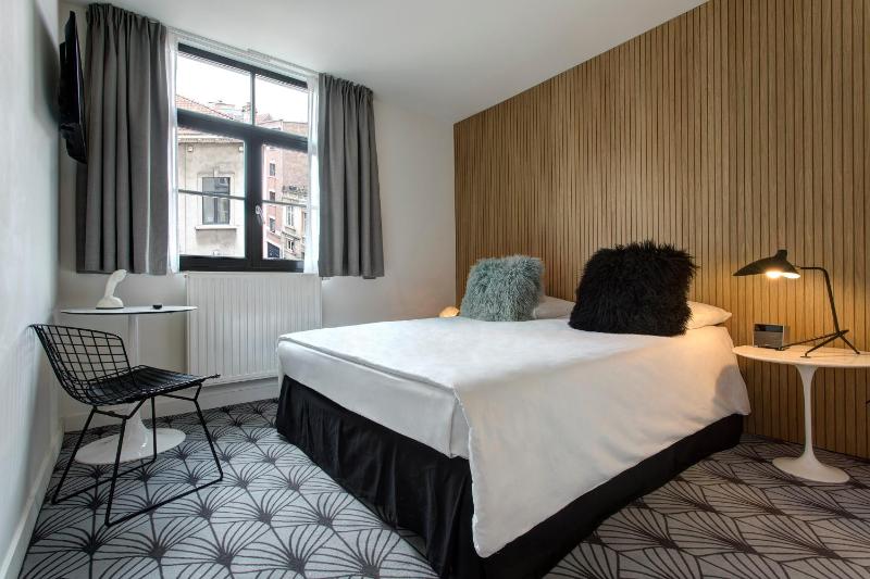 Standard Double Room image 3