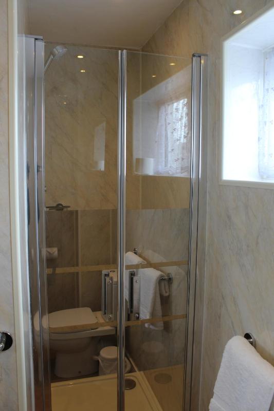 Twin Room image 2