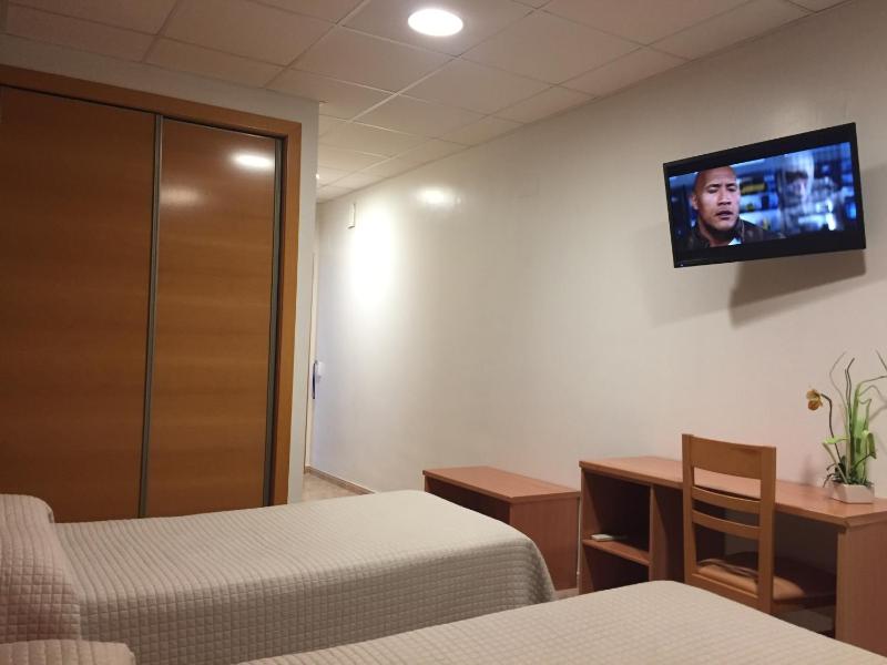 Twin Room image 4