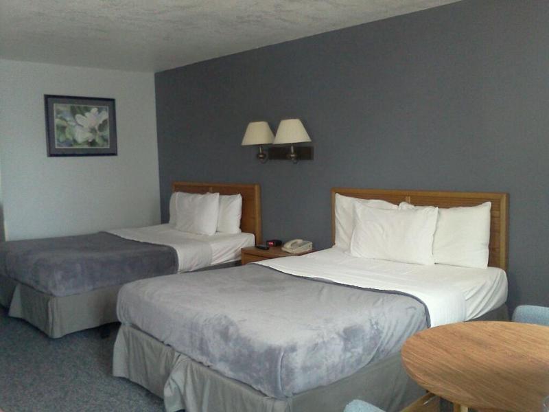 Queen Room with Two Queen Beds image 4