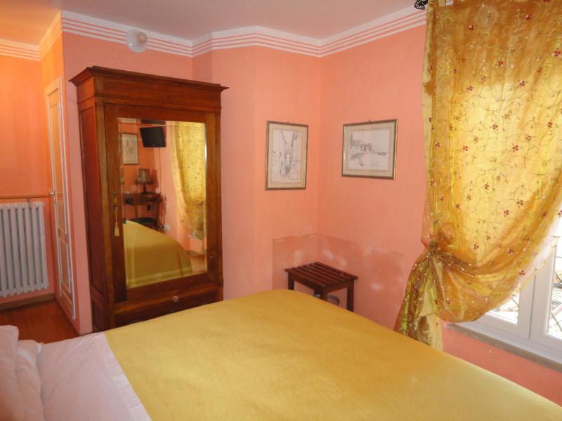 Double Room image 3