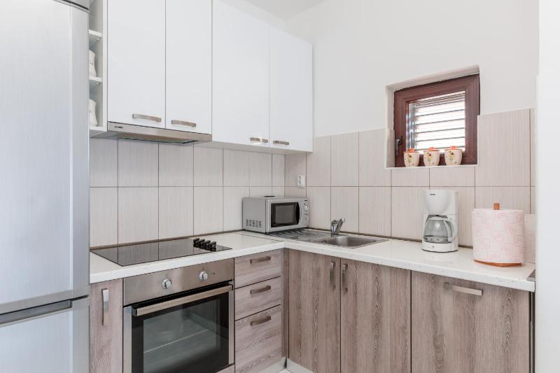  Comfort Two-Bedroom Apartment with Balcony and Sea View image 3