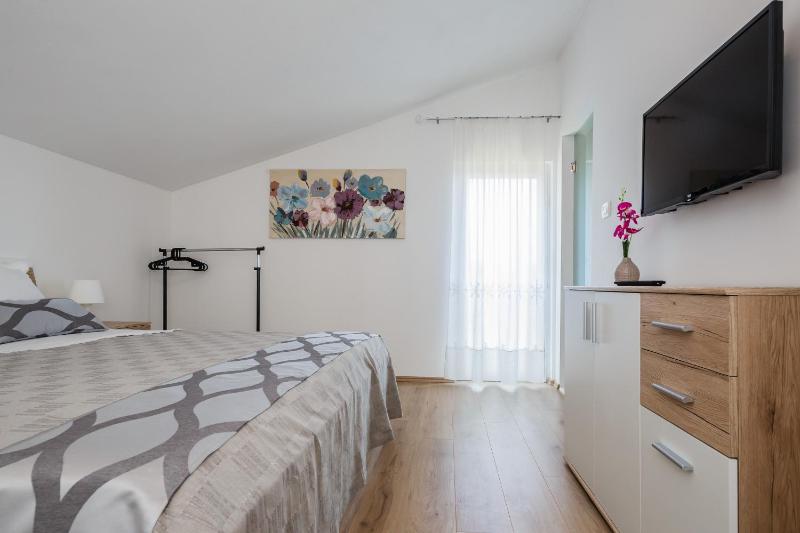 Villa Toni with 5 bedrooms and heated pool - image 36