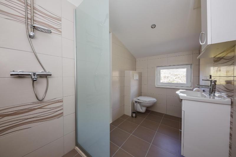 Villa Toni with 5 bedrooms and heated pool - image 43