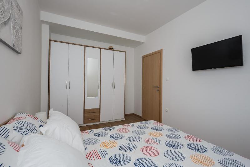 Villa Toni with 5 bedrooms and heated pool - image 19