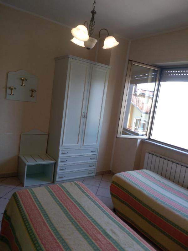 Twin Room image 3