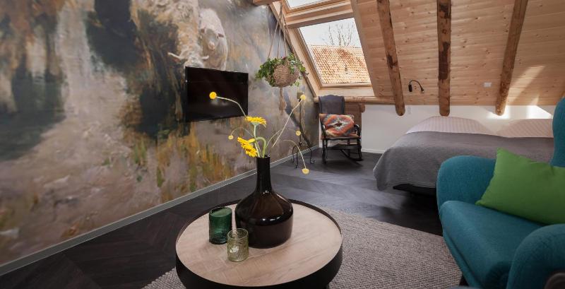 Deluxe Room image 3