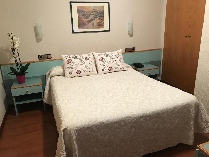 Double or Twin Room image 4