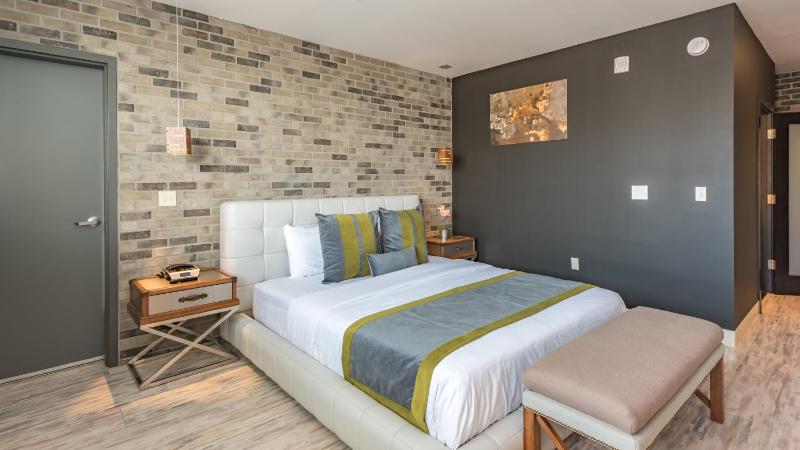 Deluxe King Room with Balcony image 3