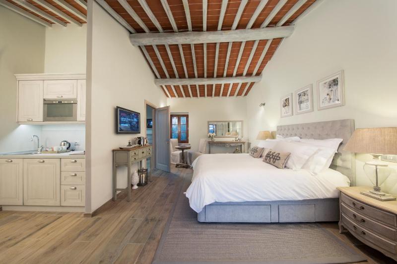 Studio Apartment image 4