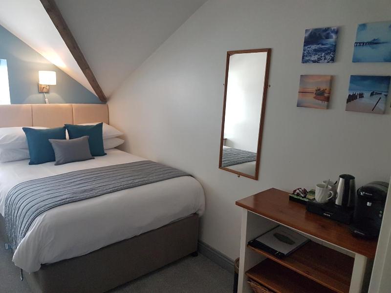 Budget Double Room image 4