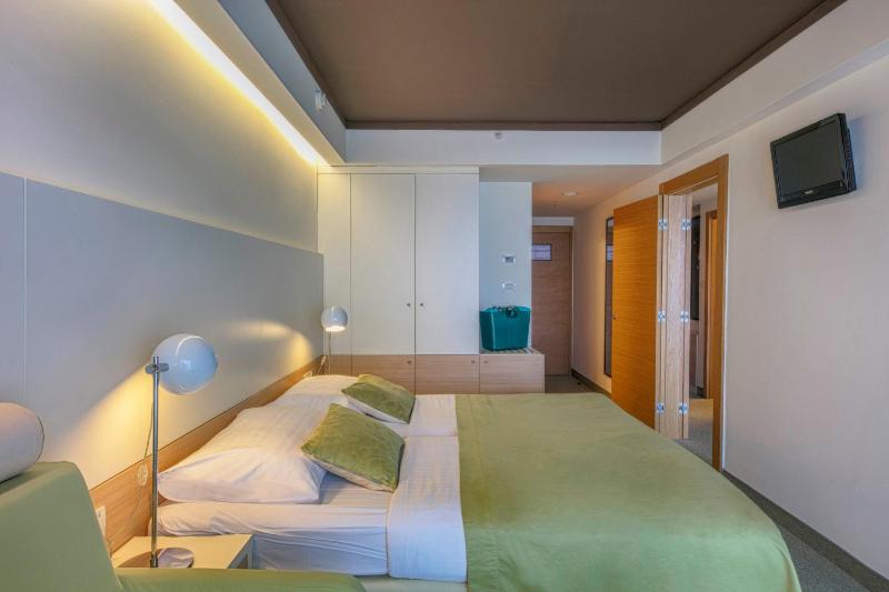 Family Room - Sea Side (2 Adults + 2 Children up to 11 years) image 2