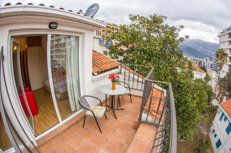 Double Room with Balcony and Sea View image 4