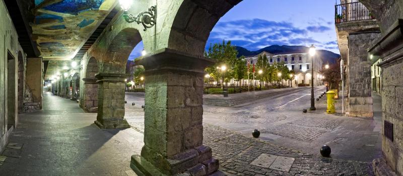 2-Bedroom Apartment with Street View image 4