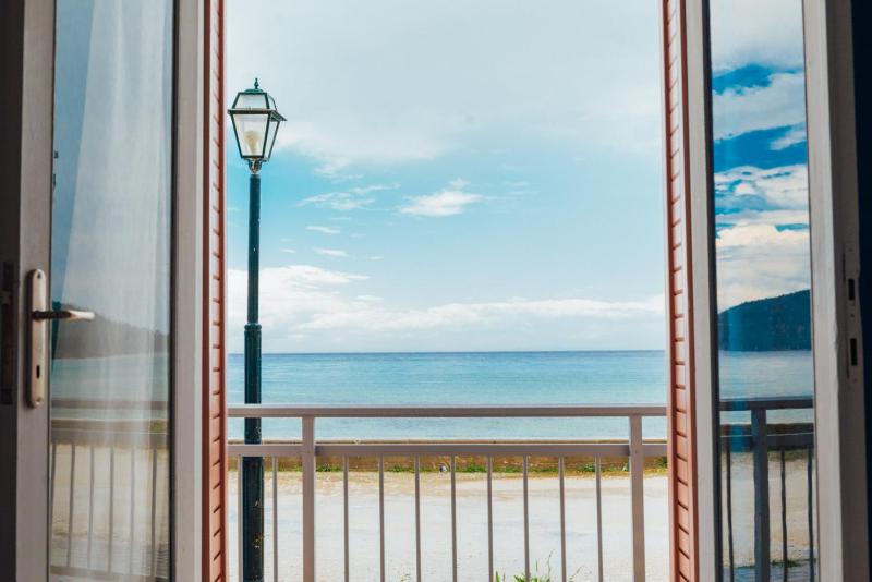 Family Room with Sea View image 3