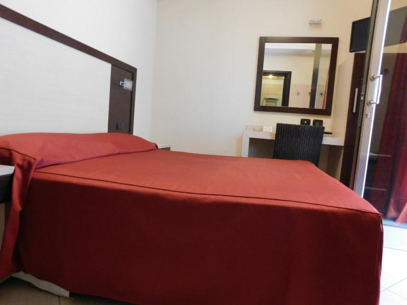 Economy Double Room image 2