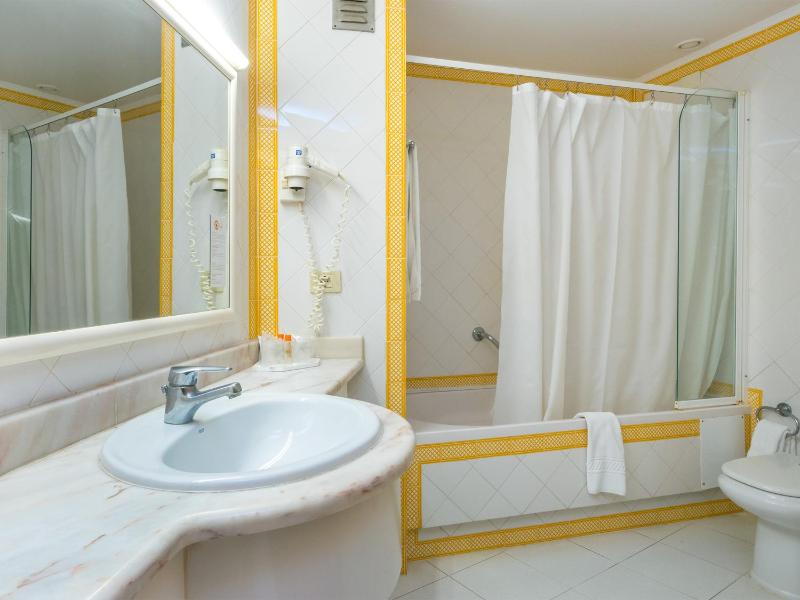 Two-Bedroom Apartment with Pool View image 2