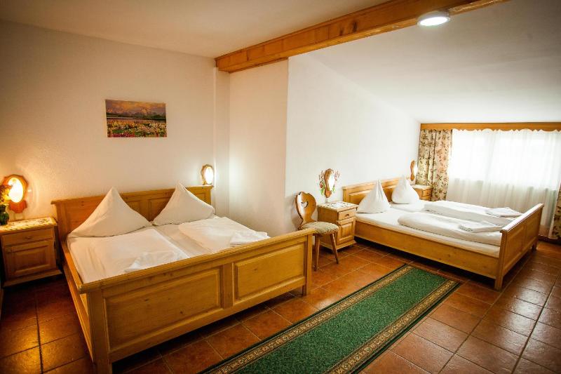 Triple Room with Private Bathroom image 3