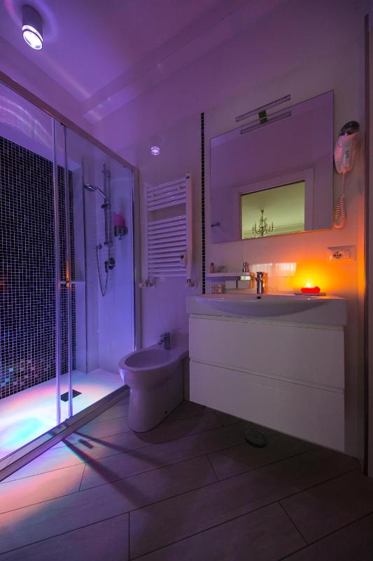 Deluxe Suite with Spa Bath image 2