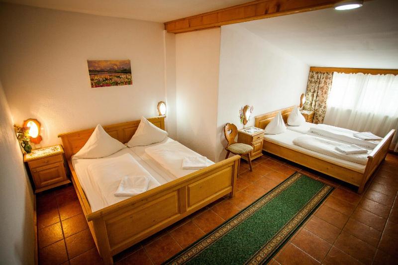 King Room with Two King Beds image 2