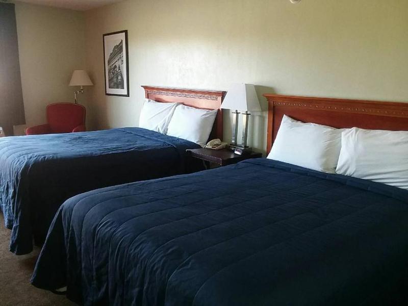 Queen Room with Two Queen Beds image 2