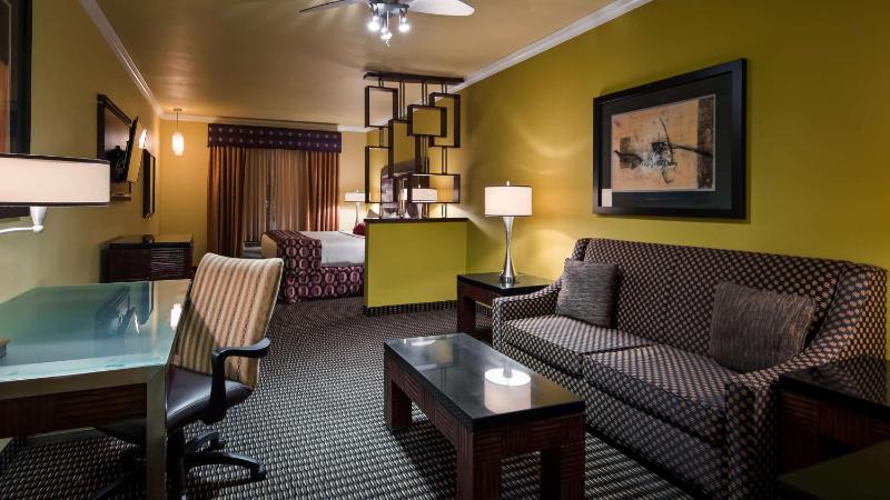 King Suite with Roll-In Shower - Disability Access image 1