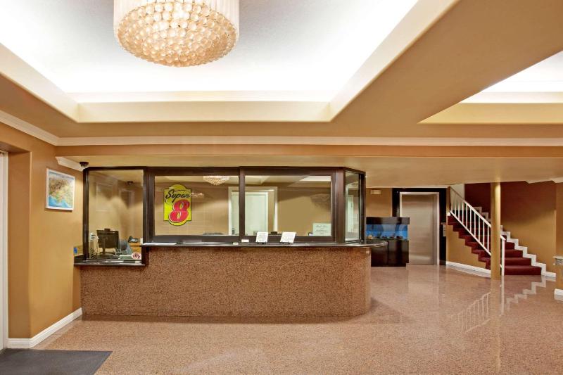 Super 8 by Wyndham Los Angeles Downtown - image 12