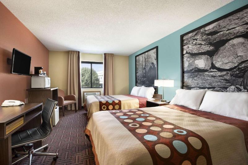 Queen Room with Two Queen Beds - Non-Smoking image 3