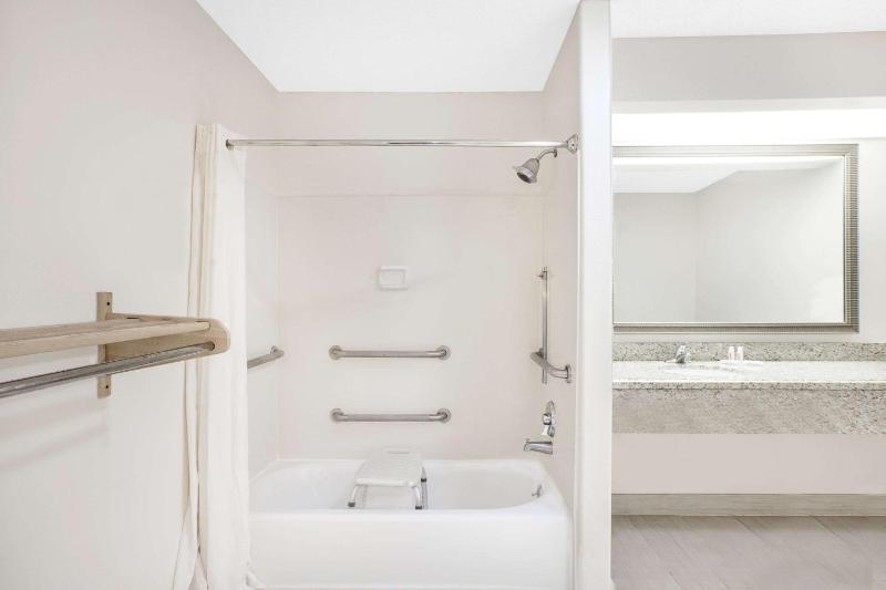 Double Room with Two Double Beds and Bath Tub - Mobility/Hearing Accessible - Non-Smoking image 2