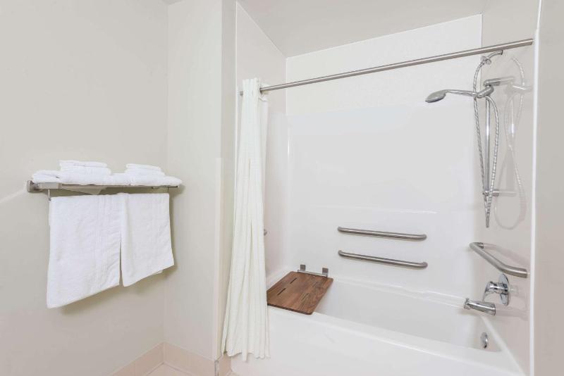 Queen Room - Mobility Access/Non-Smoking image 2