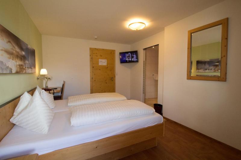 Classic Double Room image 4