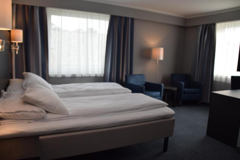 Twin Room image 4