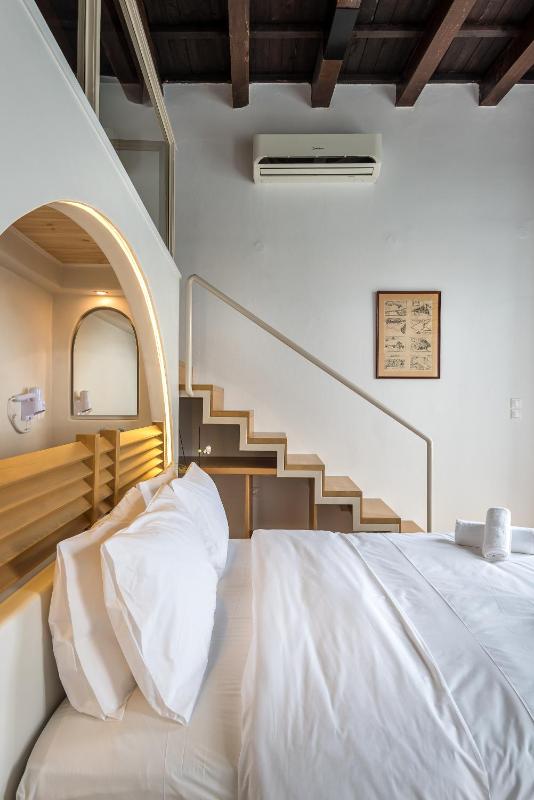 Standard Triple Room with Sea View image 2