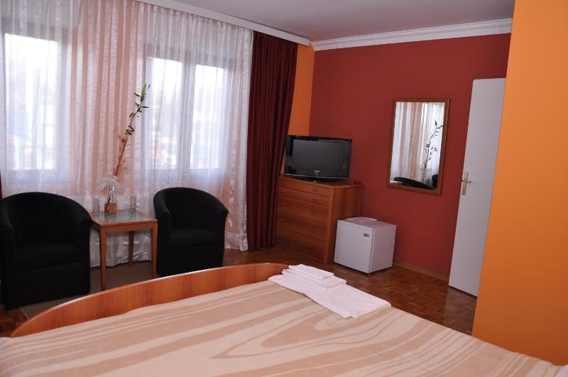 Double Room image 3