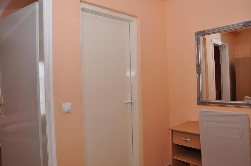 Twin Room image 4