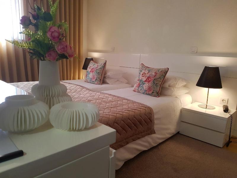 Double or Twin Room image 4