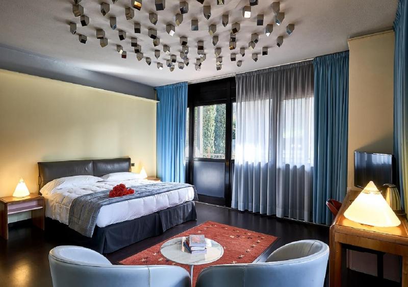 Deluxe Double Room image 4