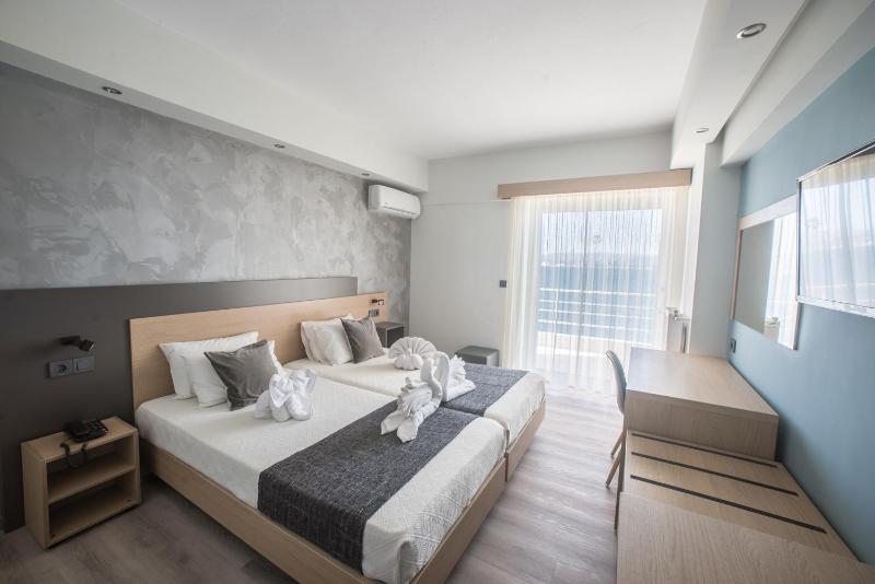 Superior Twin Room with Sea View image 4
