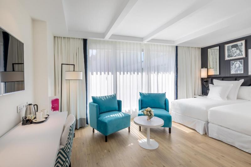 Deluxe Double or Twin Room image 4