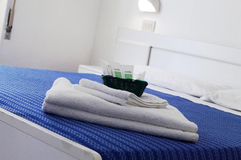 Standard Quadruple Room image 2