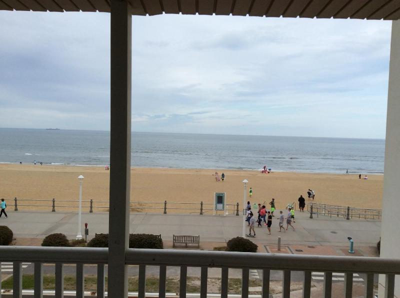 Deluxe Room with Two beds with Sea View  image 4