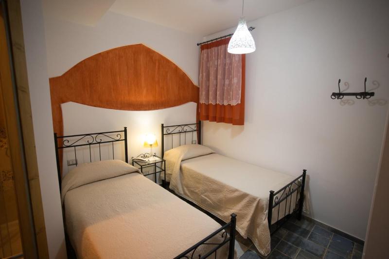 Twin Room image 2